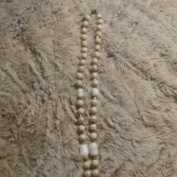 Vintage white / cream / gold costume necklace - Picture 5 of 16